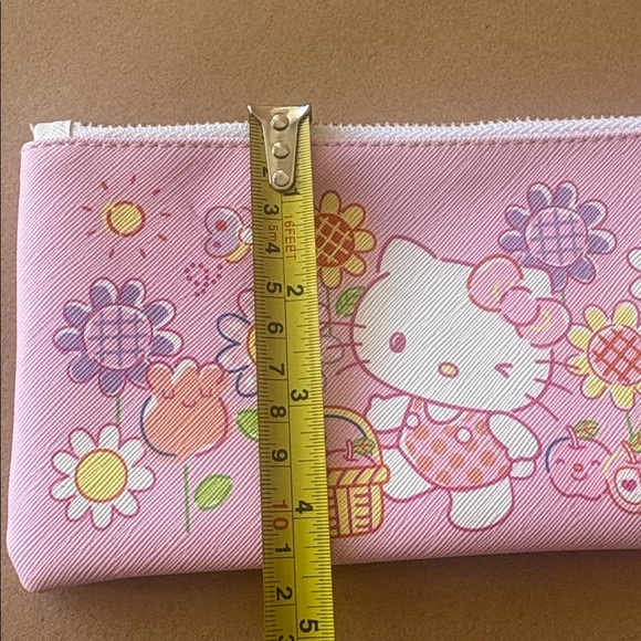 Hello Kitty Sanrio 'Floral Dreams' Pouch with zipper in pink - Picture 6 of 6